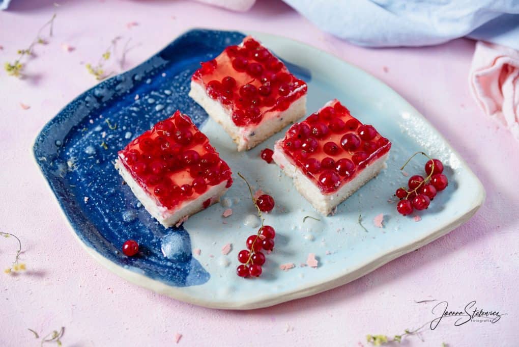 Ciasto bez pieczenia – grysikowe z galaretką i owocami