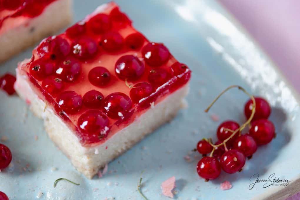 Ciasto bez pieczenia – grysikowe z galaretką i owocami