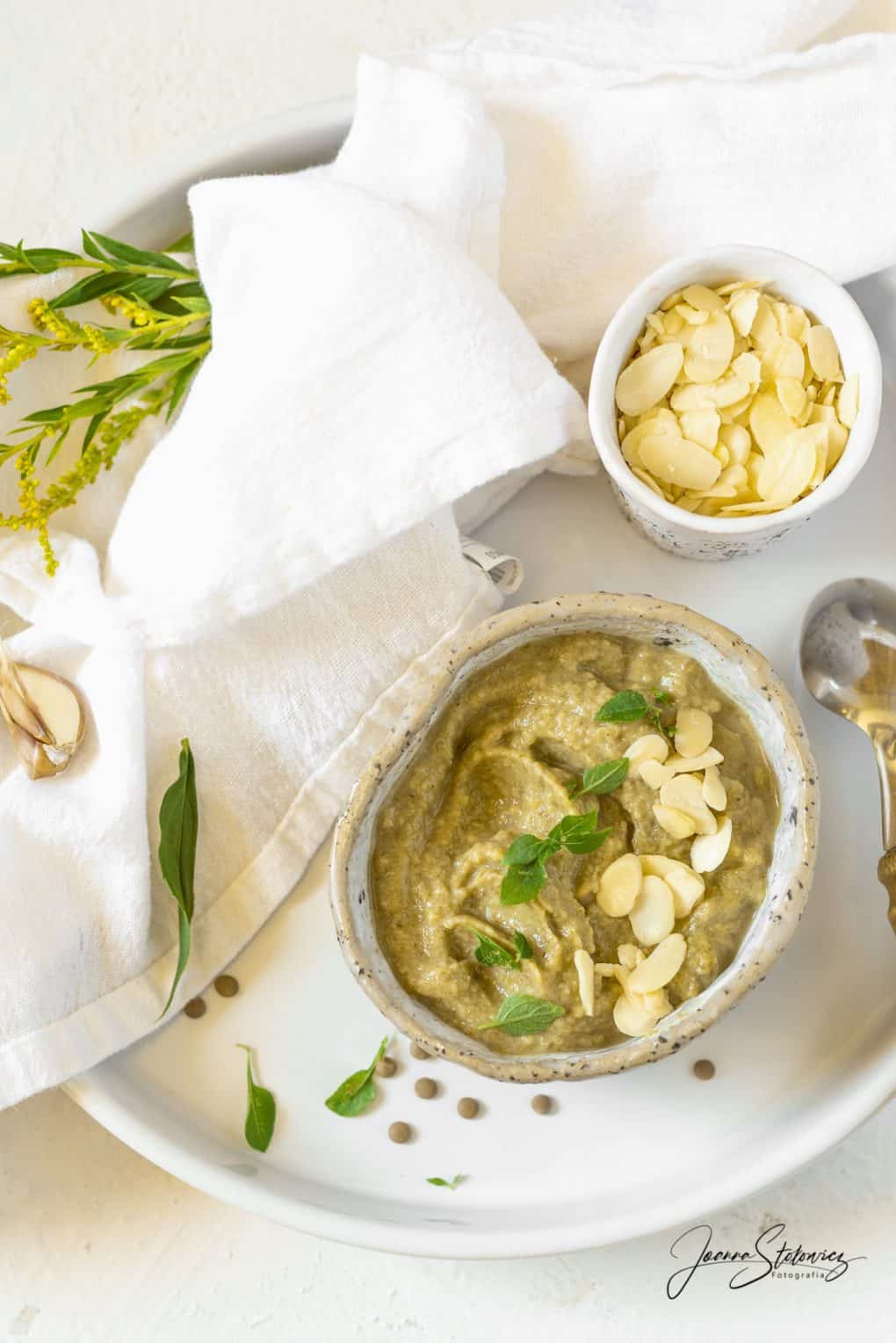 Zupa brokułowa z soczewicą i migdałami