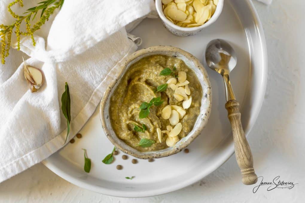 Zupa brokułowa z soczewicą i migdałami